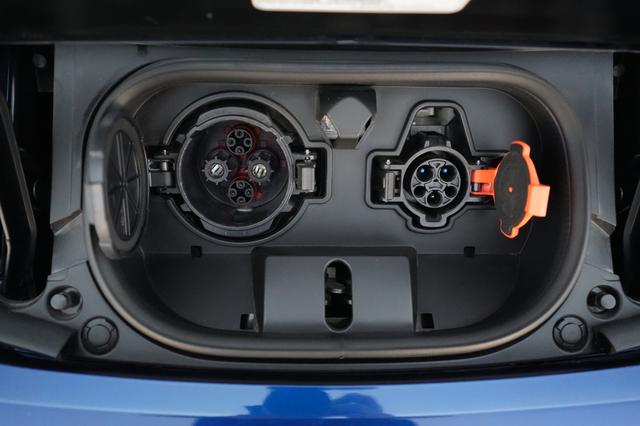 2025 Nissan LEAF — photo 8 of 22