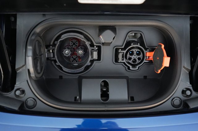 2025 Nissan LEAF — photo 8 of 22