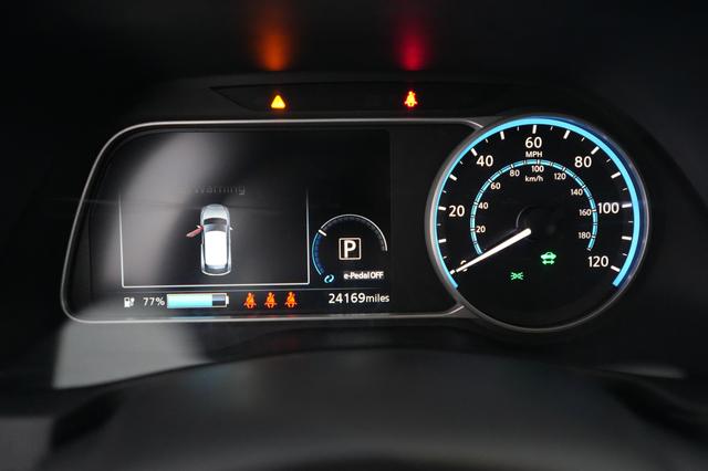 2025 Nissan LEAF — photo 5 of 20
