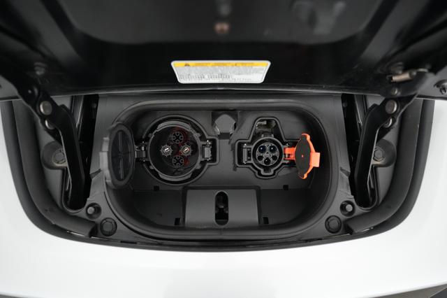 2025 Nissan LEAF — photo 8 of 20