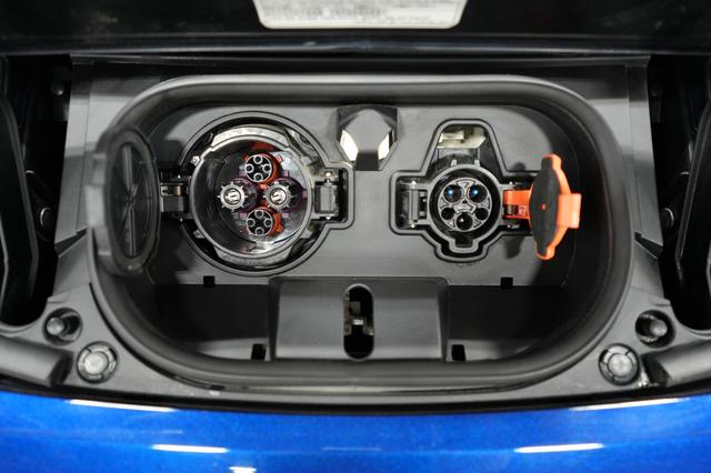 2025 Nissan LEAF — photo 8 of 18