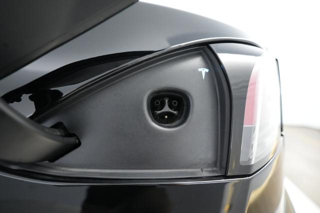 2022 Tesla Model S — photo 8 of 23