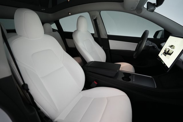 2022 Tesla Model Y — photo 16 of 24