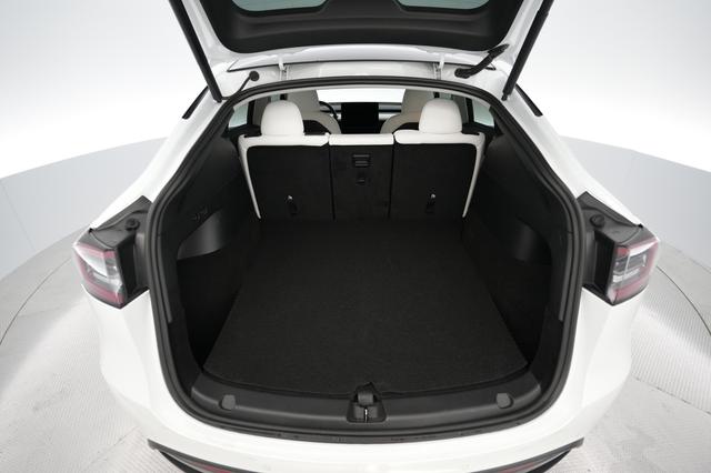 2022 Tesla Model Y — photo 6 of 24