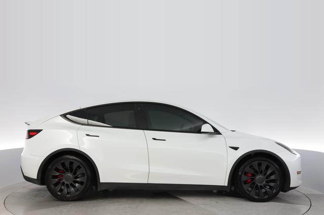 2022 Tesla Model Y — photo 10 of 24