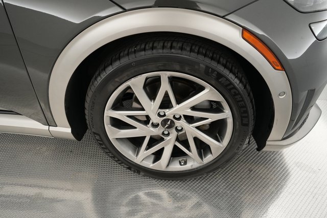 2023 Genesis GV60 — photo 13 of 37