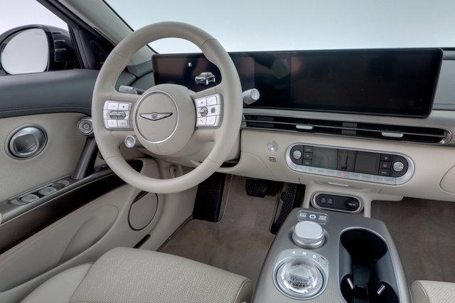 2023 Genesis GV60 — photo 18 of 37