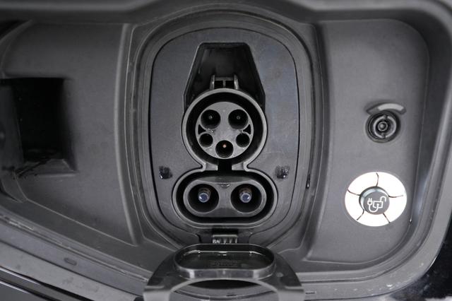 2023 Ford F-150 Lightning — photo 8 of 18