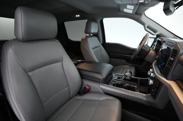 2023 Ford F-150 Lightning — photo 4 of 18