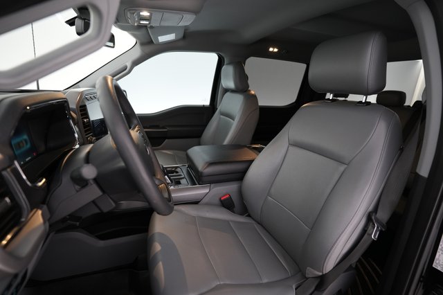 2023 Ford F-150 Lightning — photo 3 of 18