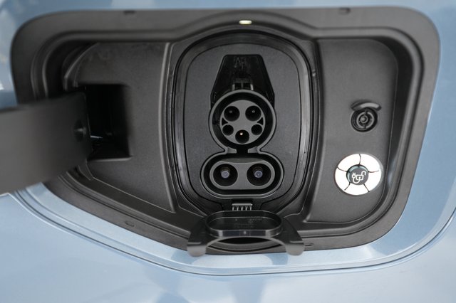 2023 Ford F-150 Lightning — photo 8 of 18