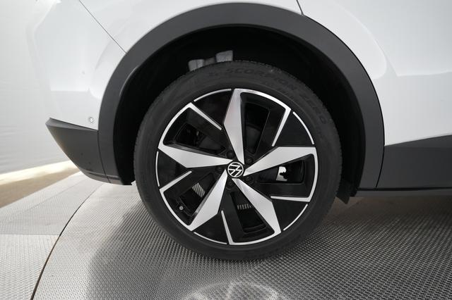 2023 Volkswagen ID.4 — photo 7 of 18