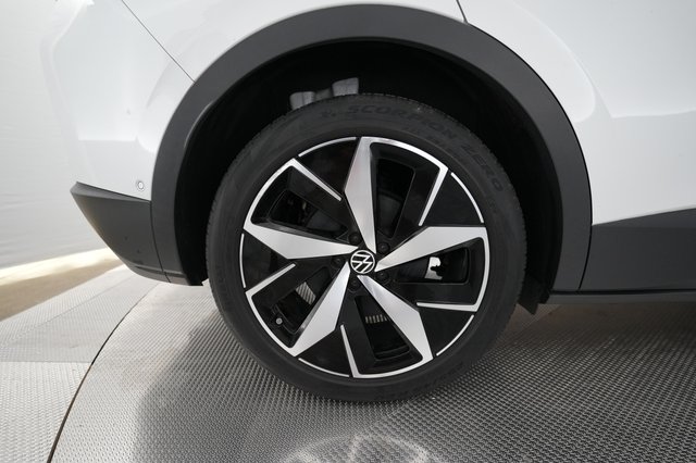 2023 Volkswagen ID.4 — photo 7 of 18