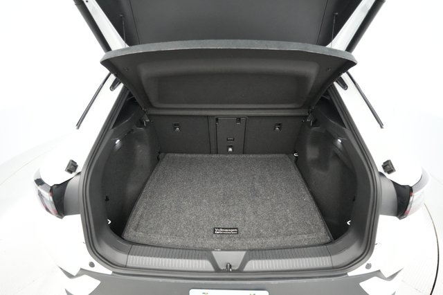 2023 Volkswagen ID.4 — photo 6 of 18