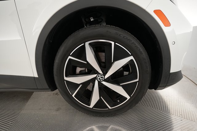 2023 Volkswagen ID.4 — photo 13 of 18