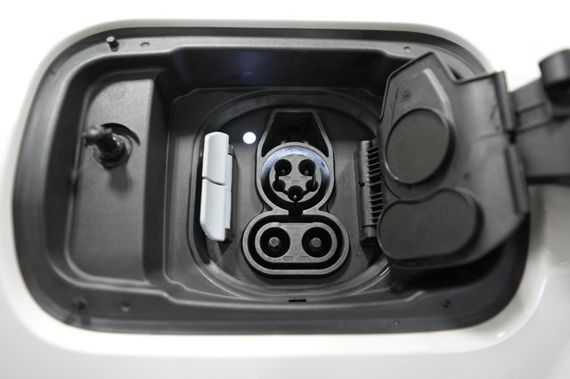 2023 BMW i4 — photo 8 of 25