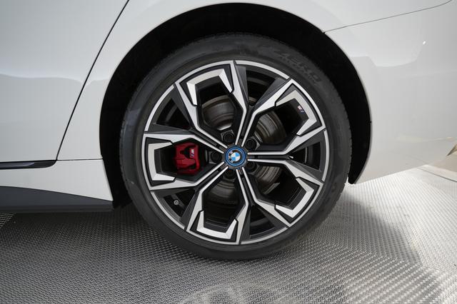 2024 BMW i4 — photo 7 of 24