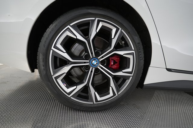2024 BMW i4 — photo 17 of 24