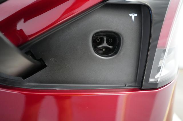 2023 Tesla Model X — photo 8 of 26