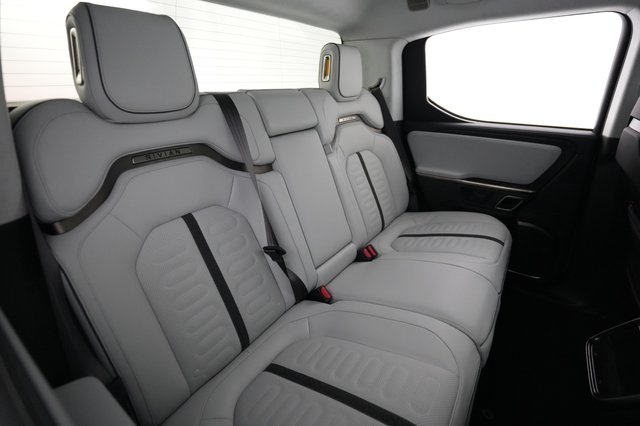 2023 Rivian R1T — photo 4 of 22