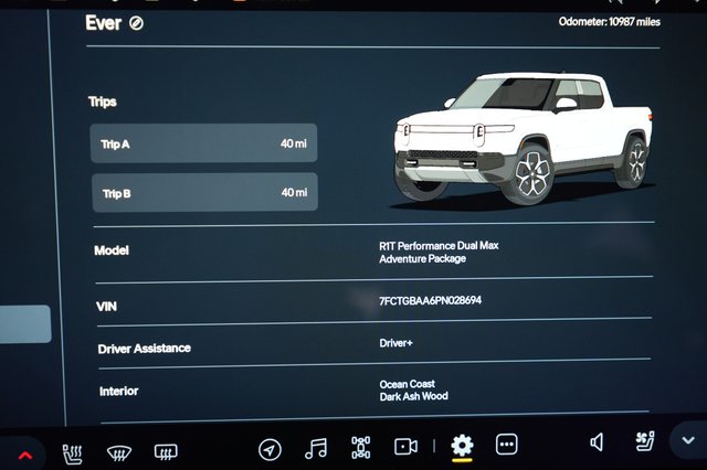 2023 Rivian R1T — photo 5 of 22