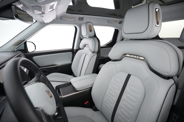 2023 Rivian R1T — photo 3 of 22