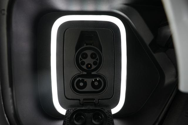 2023 Rivian R1T — photo 8 of 22