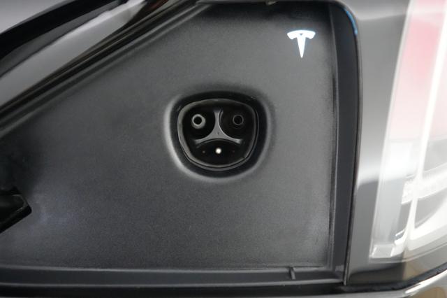 2023 Tesla Model X — photo 8 of 21