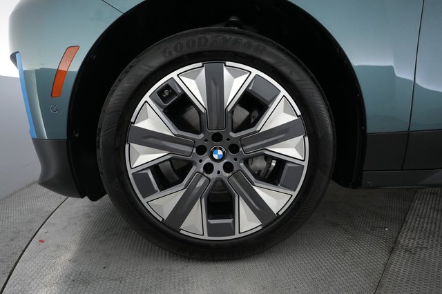 2023 BMW iX — photo 15 of 23