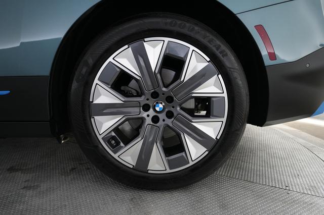 2023 BMW iX — photo 7 of 23