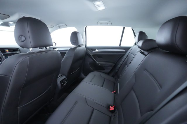 2019 Volkswagen e-Golf — photo 17 of 34
