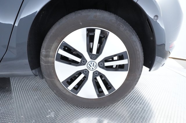 2019 Volkswagen e-Golf — photo 13 of 34