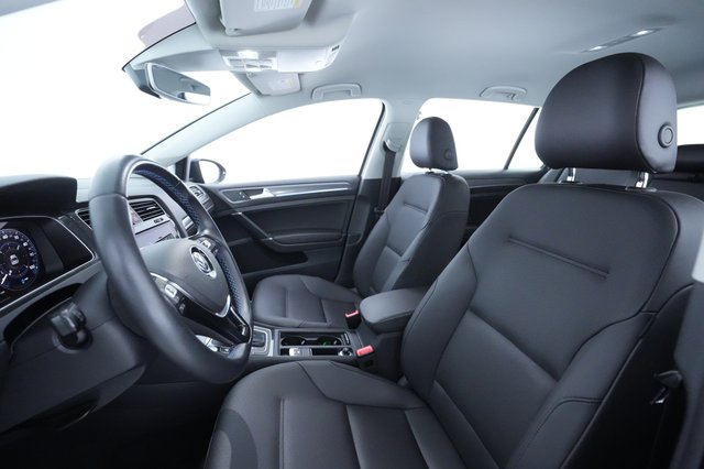 2019 Volkswagen e-Golf — photo 16 of 34