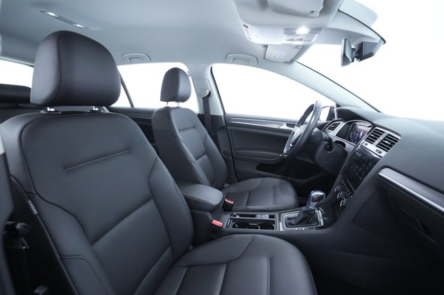 2019 Volkswagen e-Golf — photo 18 of 34