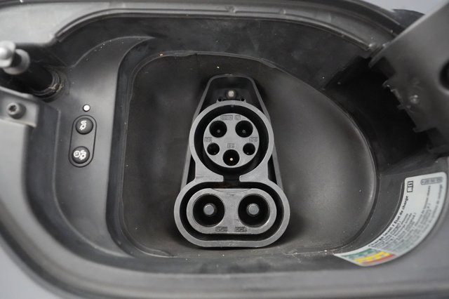 2019 Volkswagen e-Golf — photo 21 of 34