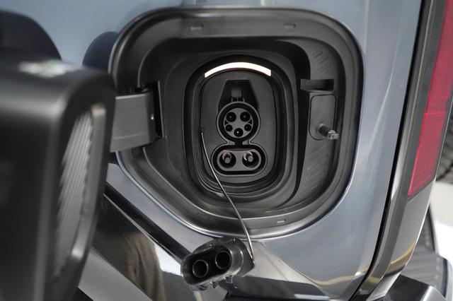 2025 GMC Hummer EV SUV — photo 8 of 21