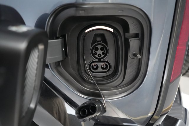 2025 GMC Hummer EV SUV — photo 8 of 21