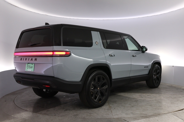 2025 Rivian R1S