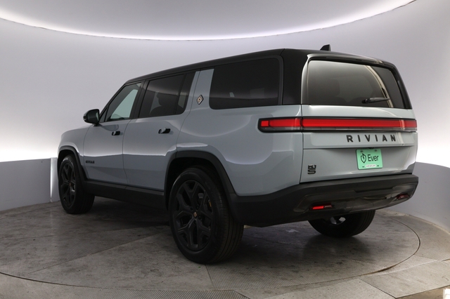 2025 Rivian R1S