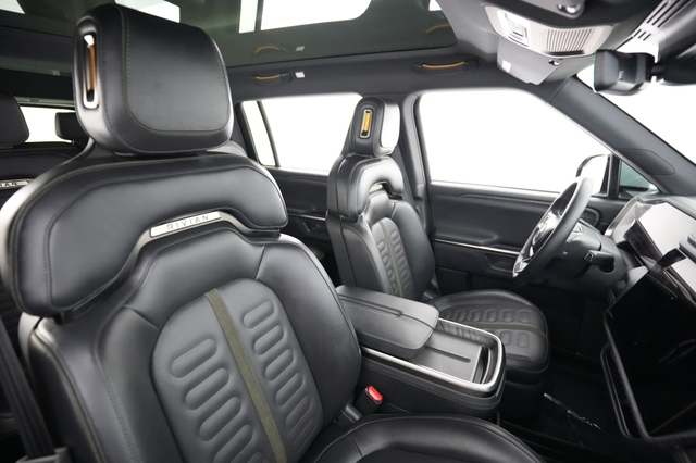 2025 Rivian R1S