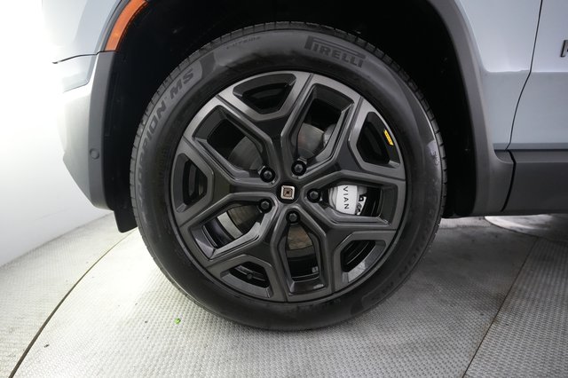 2025 Rivian R1S — photo 15 of 24