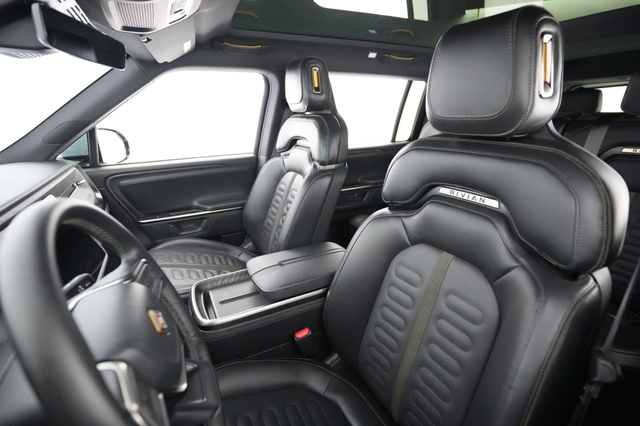 2025 Rivian R1S