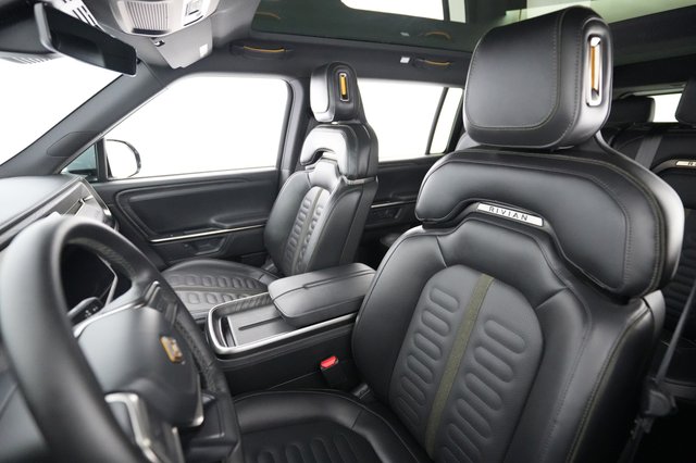 2025 Rivian R1S — photo 3 of 24