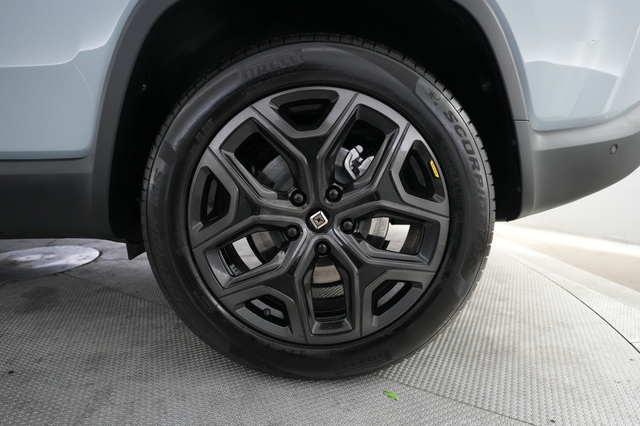 2025 Rivian R1S
