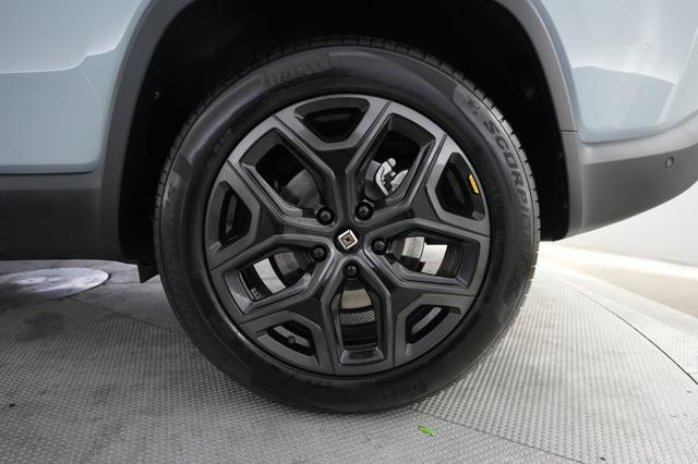 2025 Rivian R1S — photo 7 of 24