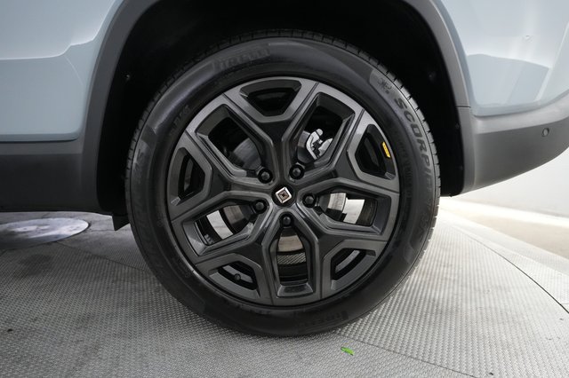 2025 Rivian R1S — photo 7 of 24