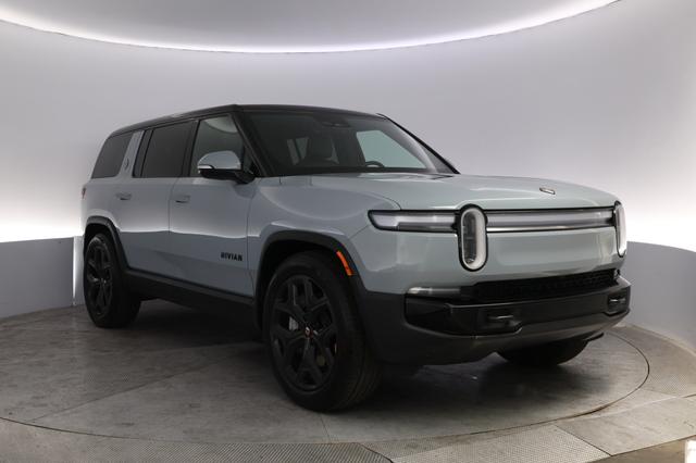 2025 Rivian R1S — photo 10 of 24