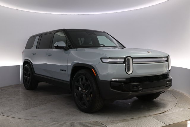 2025 Rivian R1S — photo 10 of 24