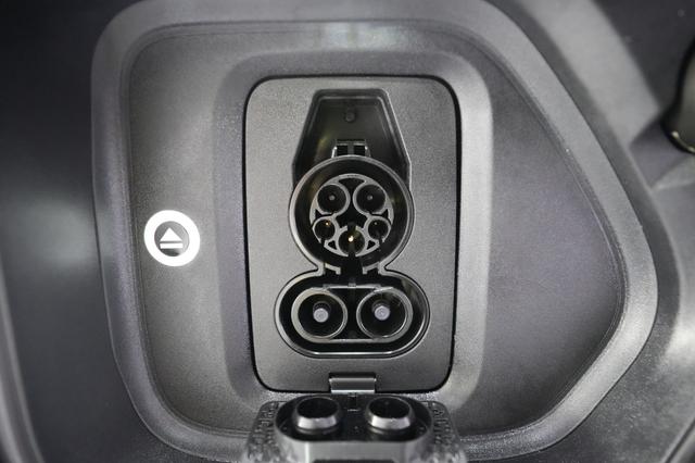 2025 Rivian R1S — photo 8 of 24