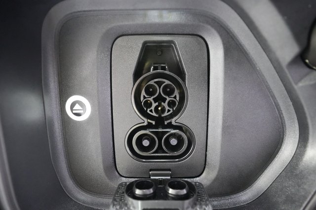 2025 Rivian R1S — photo 8 of 24